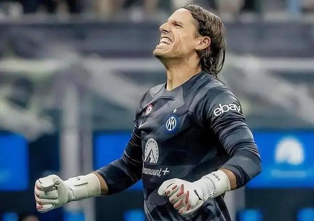 满血回归，此前经历眼部手术的奥利塞在进球后捂住一只眼庆祝（眼部手术后强势归来，奥利塞破门后捂单眼庆祝）