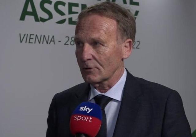 前锋远射破门，全场欢呼（前锋远射得手，现场沸腾）