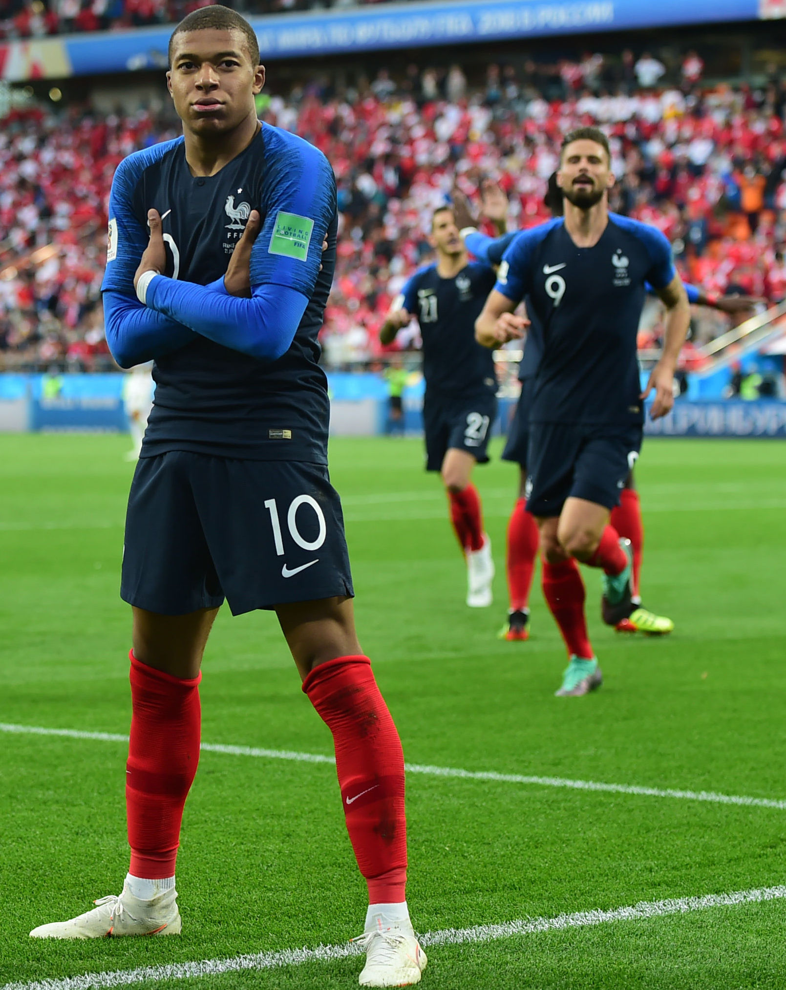 欧冠积分榜：阿森纳继续全胜领跑，拜仁3分之差位列第二（欧冠积分形势：阿森纳保持全胜领跑，拜仁落后3分暂居次席）