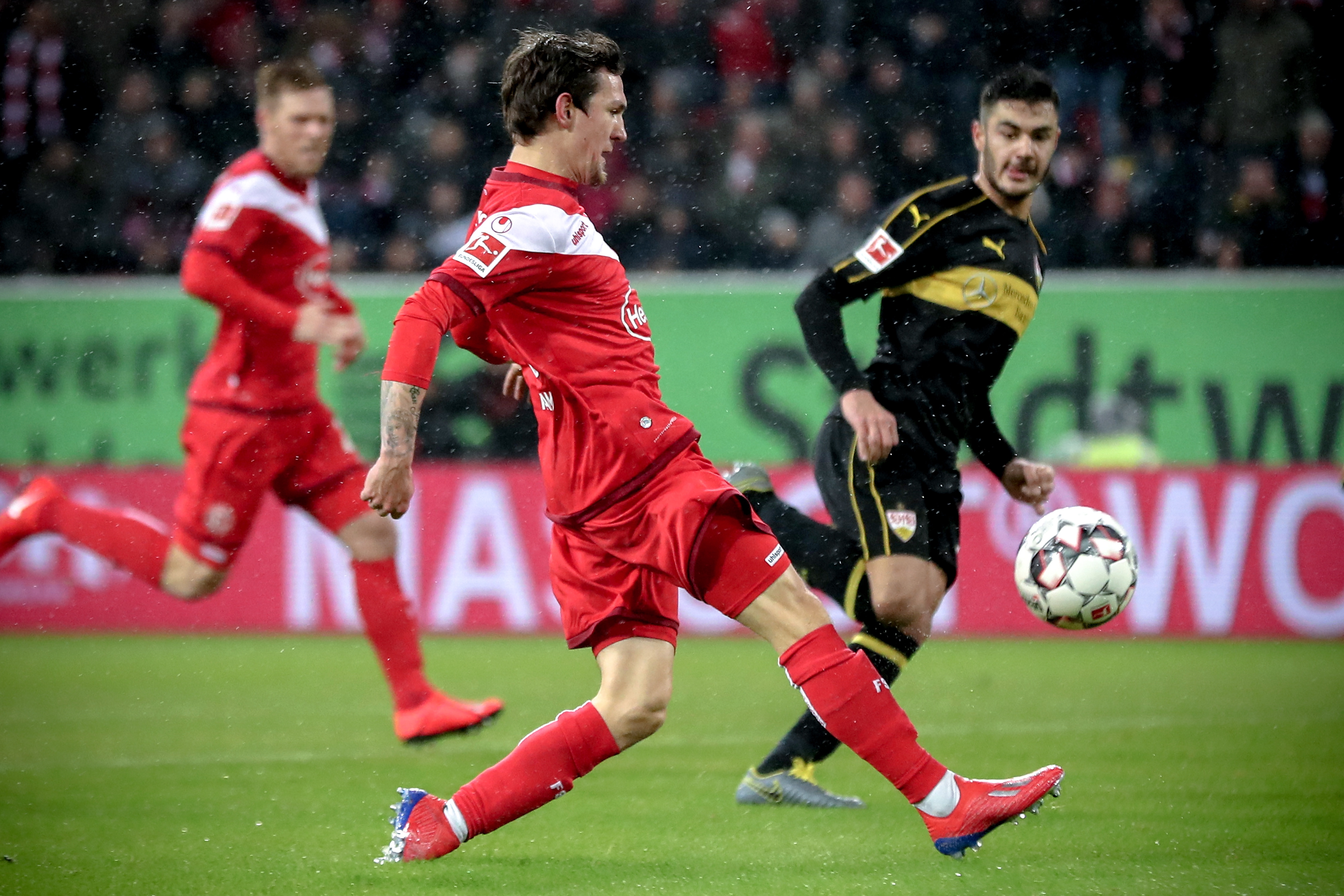 中超改跨年制，融入世界还是盲目跟风？（中超跨年赛制：拥抱国际还是随波逐流？）