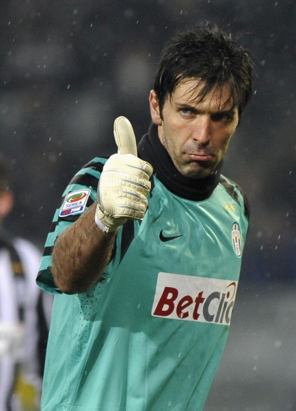 球星突破防线制造绝佳机会（球星强突撕裂防线创造黄金机会）