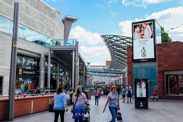 秀西班牙语，弗里克和记者开玩笑：搞什么，你们这些混蛋？（弗里克秀西班牙语与记者打趣：你们这是搞什么，伙计们？）